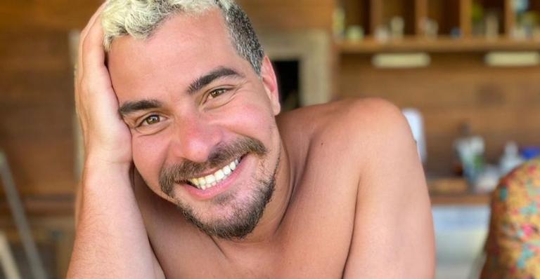Thiago Martins aproveita tarde na praia ao lado do cachorro e faz declaração emocionante