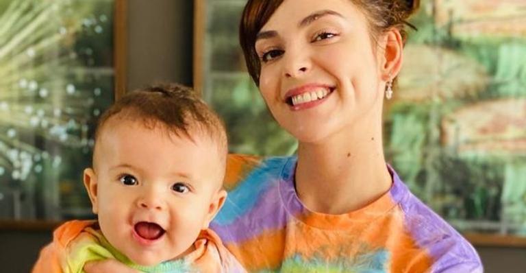 Titi Müller aproveita dia na praia com o filho, Benjamin, e brinca: ”E vamos de comer areia”