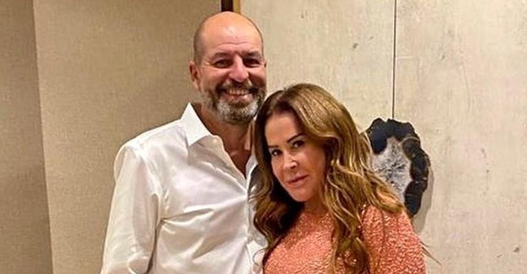 Zilu Godoi curte piscina com o namorado: ”Ele eterniza tantos momentos em mim”