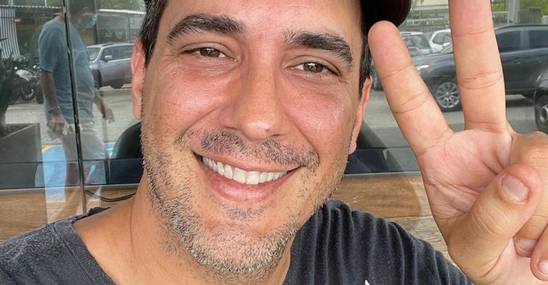 André Marques faz pedido para Boninho após fazer bife de fígado