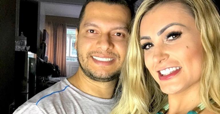 De volta ao Miss Bumbum, Andressa Urach agradece apoio do marido: ”Lindo e seguro”