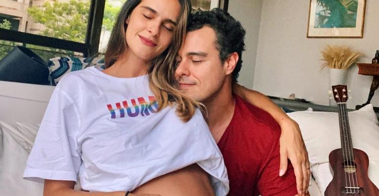 Ao lado de Joaquim Lopes, Marcella Fogaça exibe barrigão de grávida: ”Pra registrar nossa família”