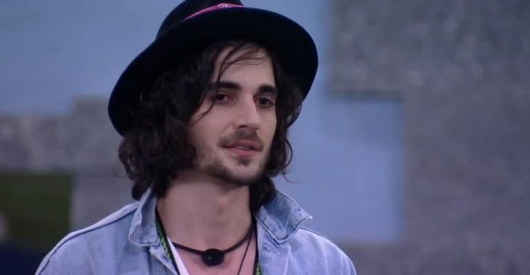 BBB21: Fiuk muda de visual e ganha elogio de Thaís: ”Está gato”