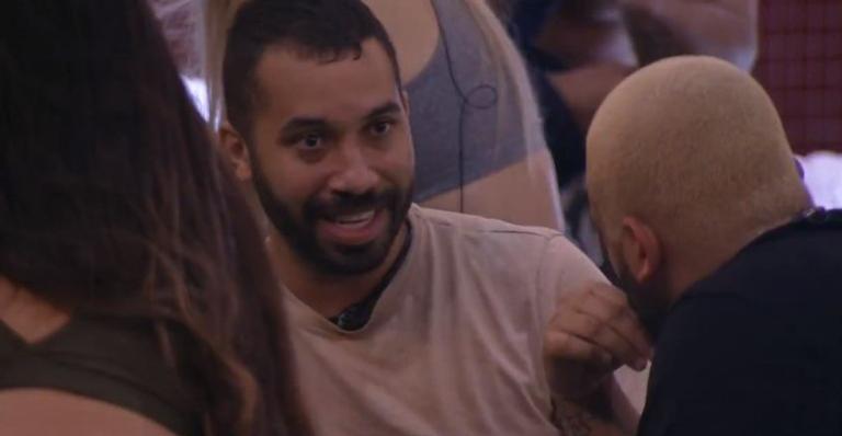 BBB21: Em papo com Projota, Gilberto fala sobre Karol Conká: ”Ela jogou teu olho no fogo”