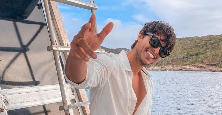 Bruno Guedes exibe sorrisão em clique no meio do mar: ”Alegria redobrada”