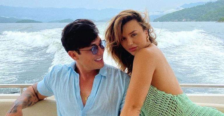 Daniel Caon resgata cliques de viagem com Rafa Kalimann: ”Saudade da ilha de Lost”