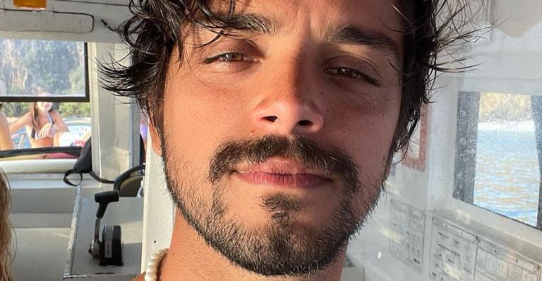 Descamisado, Rodrigo Simas exibe abdômen sarado e leva web à loucura: ”Que saúde”