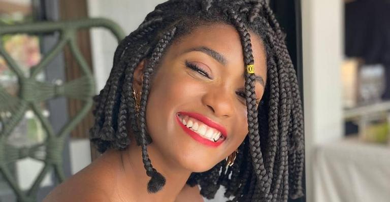 Erika Januza posa ao lado do elenco da segunda temporada de ‘Arcanjo Renegado’