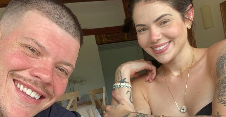 Ferrugem e Thaís Vasconcellos posam coladinhos em momento romântico