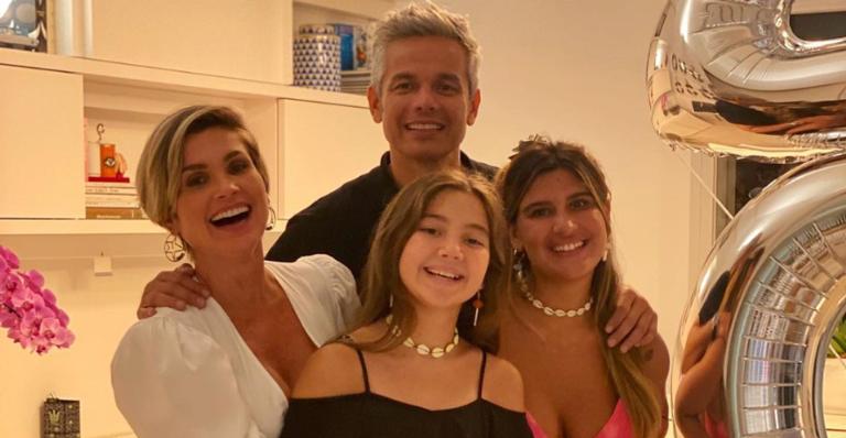 Flávia Alessandra exibe cliques em família durante festinha de aniversário de Giulia Costa