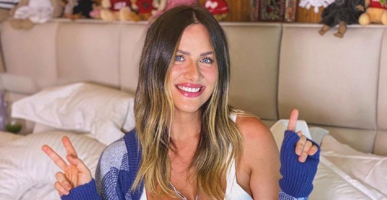 Giovanna Ewbank posa com vestidão decotado e brinca: ”Bem basiquinha”