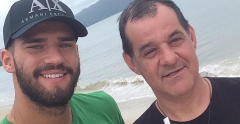 Goleiro Alisson agradece mensagens de carinho após morte do pai