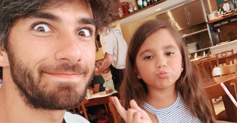 Hugo Moura passa a tarde se divertindo com Maria Flor e encanta web: ”Tão linda”