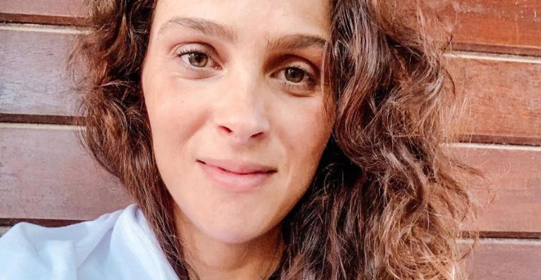 Leticia Cazarré posa com a filha deitada em seu colo e encanta web: ”Bonequinha mais linda”