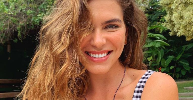 Mariana Goldfarb posa deslumbrante de roupão e chama atenção da web: ”Deusa”