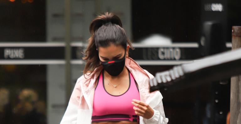 Mariana Rios é flagrada deixando academia e barriga chapada impressiona