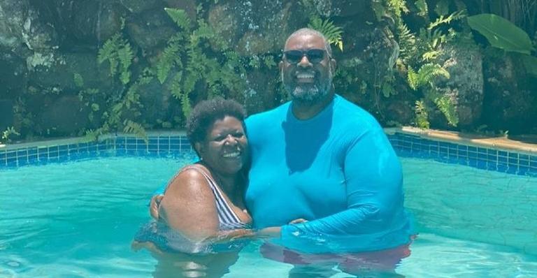 Péricles diverte a web ao publicar vídeo dançando forró com sua mãe