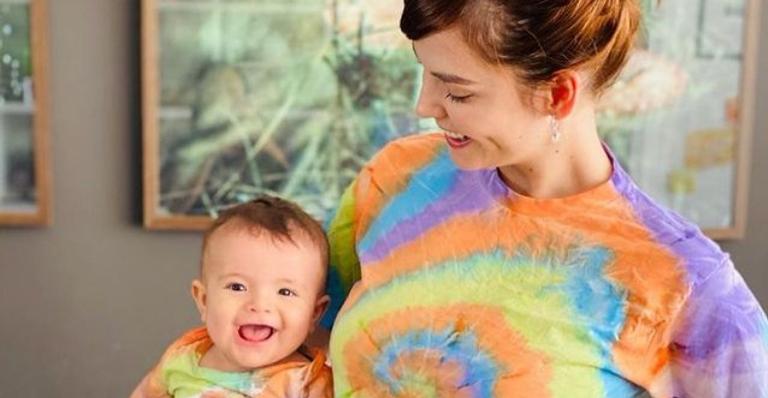 Titi Müller posa para clique agarradinha com o filho e fãs se derretem