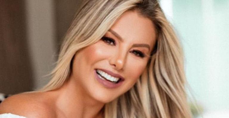 Poliana Rocha, esposa de Leonardo posa com biquíni fininho e rouba a cena com shape impecável: ”Que corpo!”
