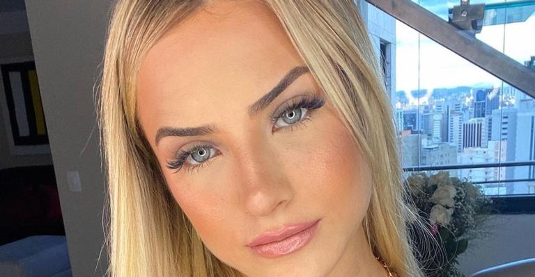 Com vestido micro, Gabi Martins empina o bumbum e exibe curvas em clique sensual: ”Perfeição”