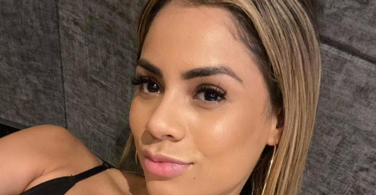 Em Jericoacoara, Lexa posa belíssima com maiô cavado e esbanja curvas esculturais: ”Deusa”