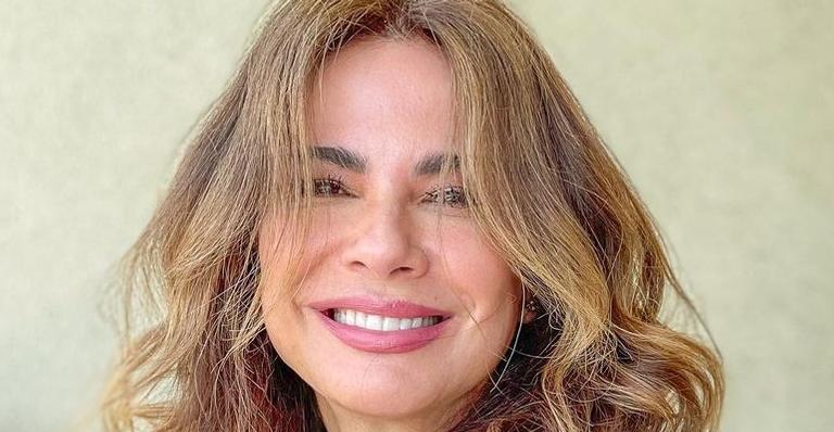 Em Aspen, Luciana Gimenez posa de biquíni na neve e web baba em corpaço: ”Que cintura!”