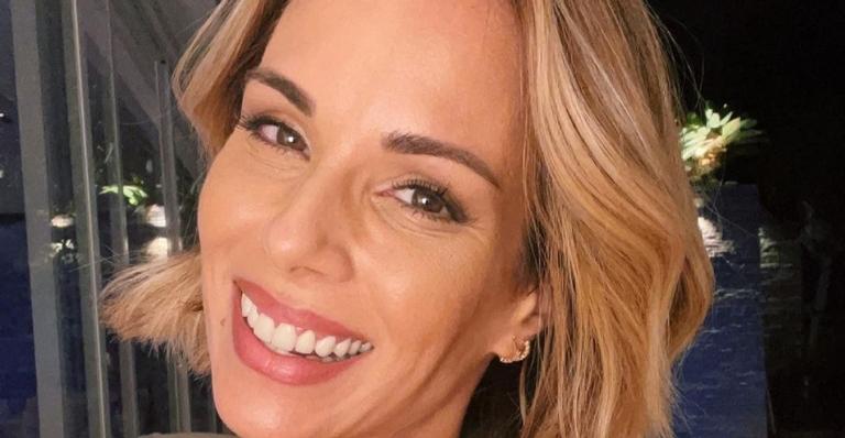 Ana Furtado posa belíssima com maiô cavado na piscina e deixa web babando: ”Corpaço!”