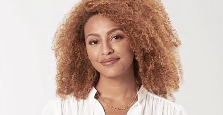 Sheron Menezzes dispensa sutiã e posa belíssima com vestido aberto: ”Deusa demais”