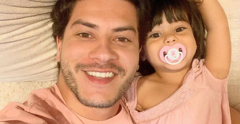 Arthur Aguiar se diverte com Sophia em escorregador aquático: ”A gente se divertiu muito”