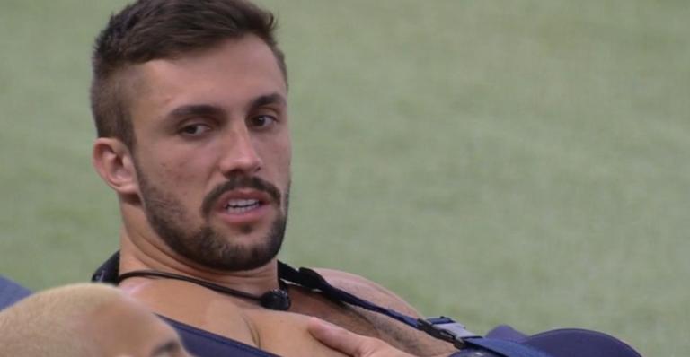 BBB 21: Arthur se revolta por não receber anjo de Caio e dispara: ”Perneta de m*rda!”