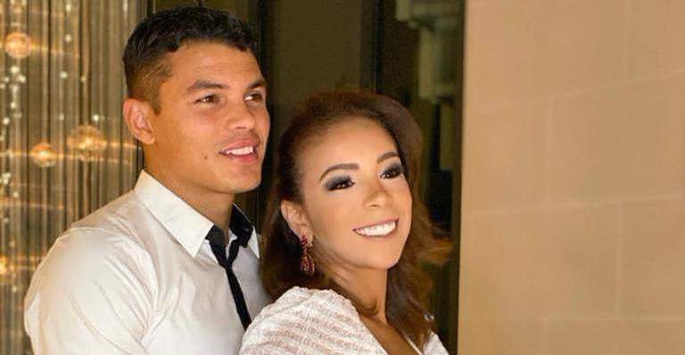 Sorridente, Belle Silva compartilha clique na cama e Thiago Silva reage: ”Que isso”