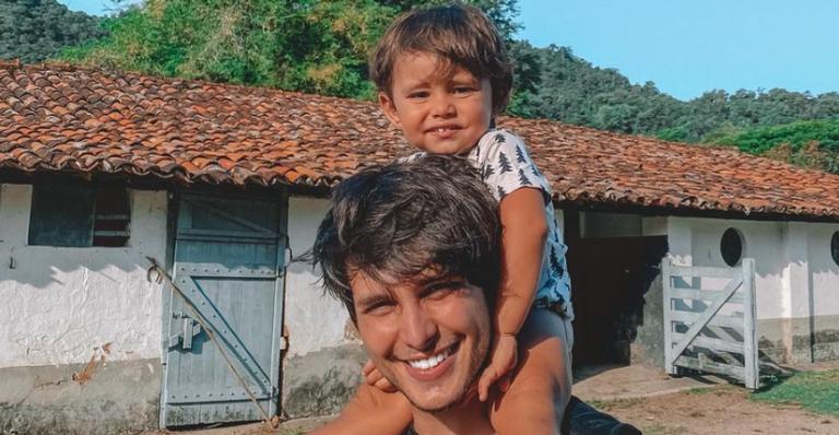 Bruno Guedes toma banho no chuveiro com o filho e encanta web: ”Tão lindos”