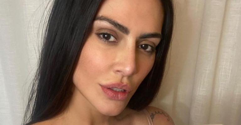 Cleo Pires posa com look ousado mostrando as tatuagens: ”Toda rabiscada ela”