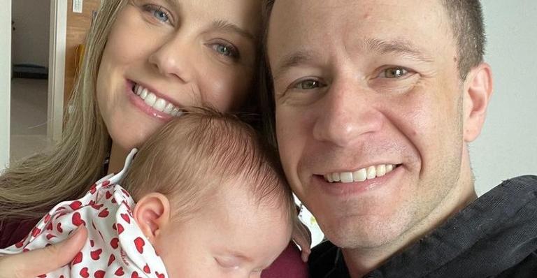 Daiana Garbin, esposa de Tiago Leifert comemora o 4º mesversário da filha e brinca: ”Me tornei essa mamãe babona!”