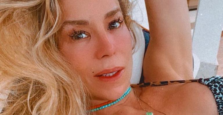 Danielle Winits aposta em clique de maiô arrasador e fãs elogiam: ”Musa”