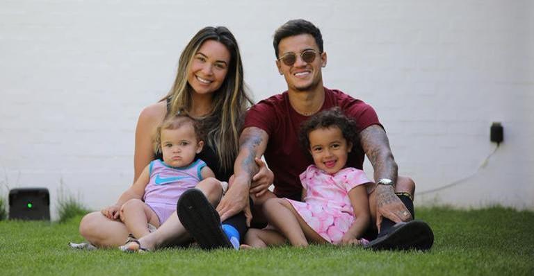 Esposa de Philippe Coutinho mostra rostinho do filho caçula e encanta: ”Meu branquinho”