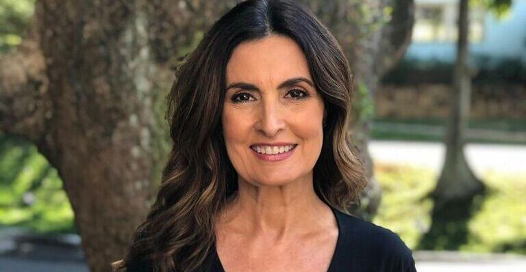 De vestido branco colado, Fátima Bernardes exibe curvas impecáveis e impressiona: ”Muito linda”