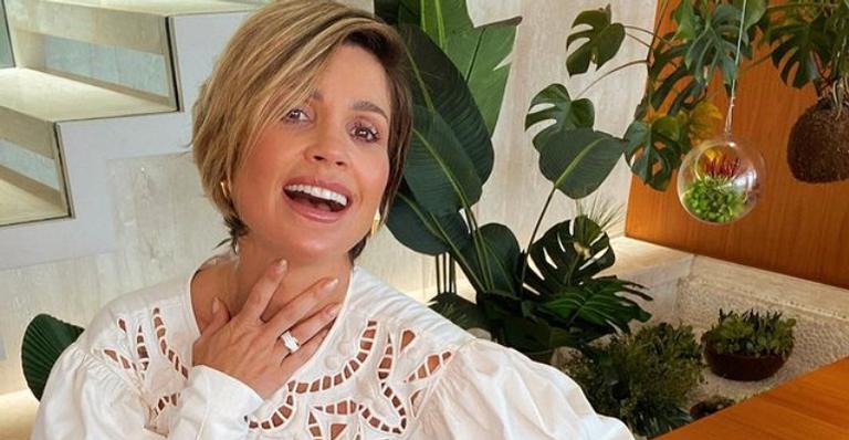 Flávia Alessandra para tudo ao posar com belíssimo look grifado