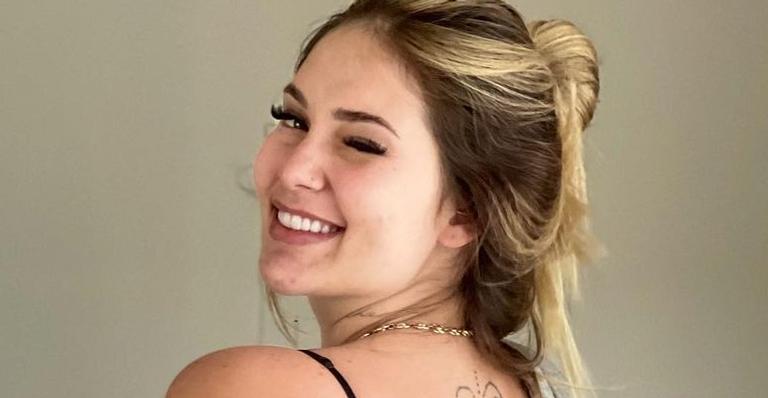 Grávida de 6 meses, Virgínia posa de biquíni em frente ao espelho e exibe barrigão: ”Perfeição”