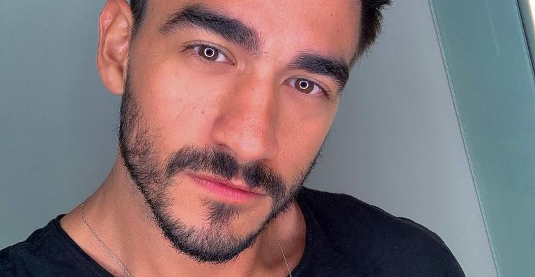 Guilherme Napolitano dá beijão na namorada e faz declaração de amor: ”Deus que fez tudo dar certo”