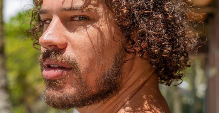 José Loreto compartilha dicas de beleza usando babosa para hidratação do cabelo