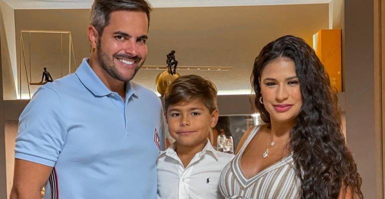 Kaká Diniz divide primeira foto em família com a filha recém-nascida: ”Meus amores, minha vida!”