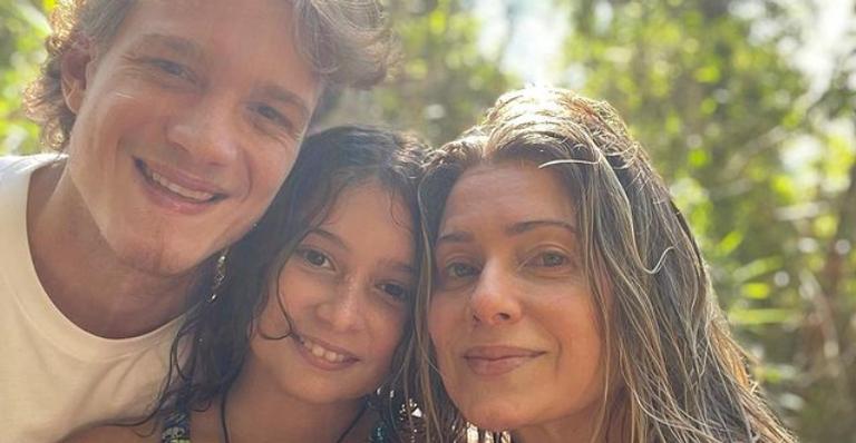 Letícia Spiller curte passeio de bicicleta na companhia dos filhos: ”Rolezin em família”