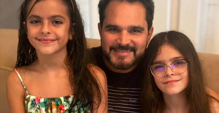 Luciano Camargo diverte web ao jogar cartas com as filhas: ”Perdi todas”