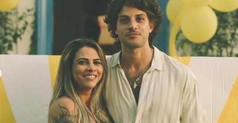 Mãe de Chay Suede posa com calcinha fininha e arranca suspiros com corpaço: ”Sensacional”