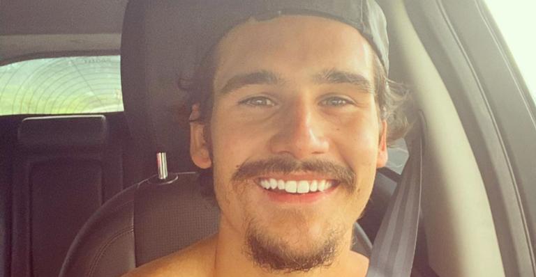 Nicolas Parttes arranca suspiros da web ao posar sem camisa: ”Deuso da perfeição”
