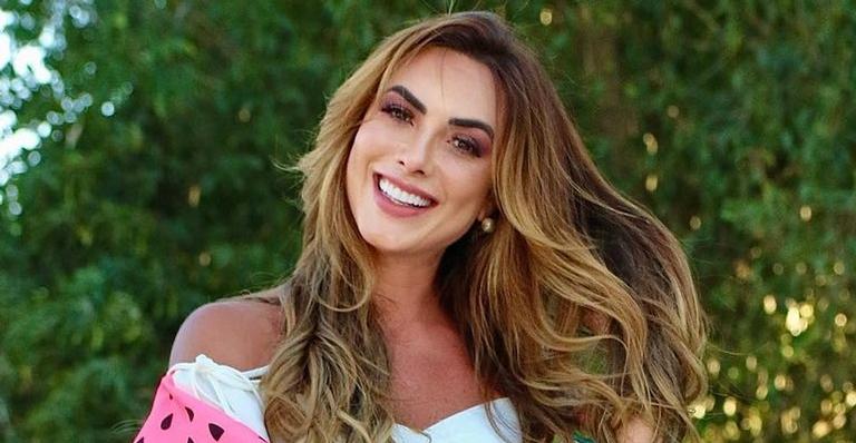 Com maiô fio dental, Nicole Bahls posa de costas em barco de luxo e ostenta bumbum turbinado