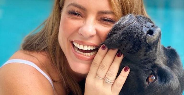 Paolla Oliveira posa de pijama com seu cachorro de estimação: ”Meu despertador”