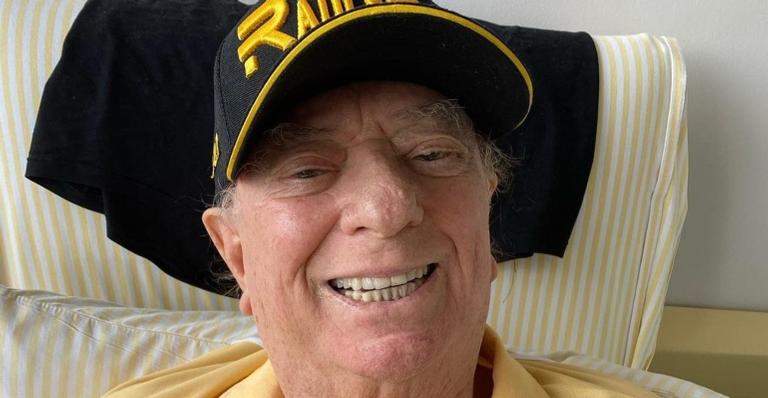 Aos 83 anos, Raul Gil recebe primeira dose da vacina contra a Covid-19