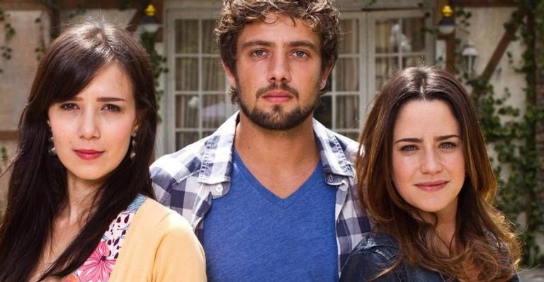 Ana é flagrada aos beijos e enfrenta fúria da mãe em ‘A Vida da Gente’